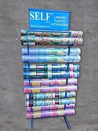 EXHIBIDOR ROLLO DE PVC SELF AUTOAD. PARA 12 ROLLOS